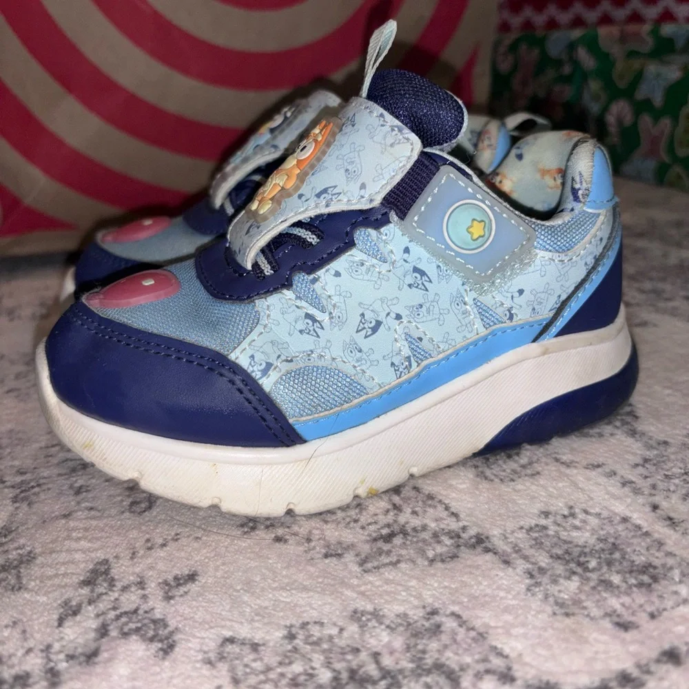 Bluey Toddler Light Up Shoes - Sz 9 - Picture 2 of 3